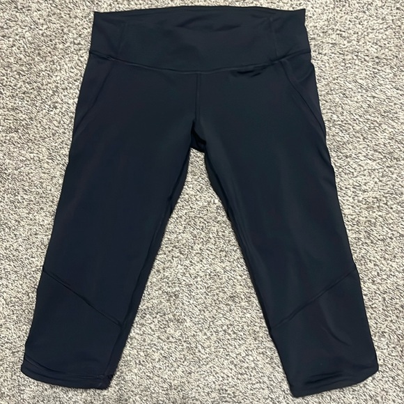 lululemon athletica Pants - Lululemon Athletica Women’s size 6 black cropped leggings